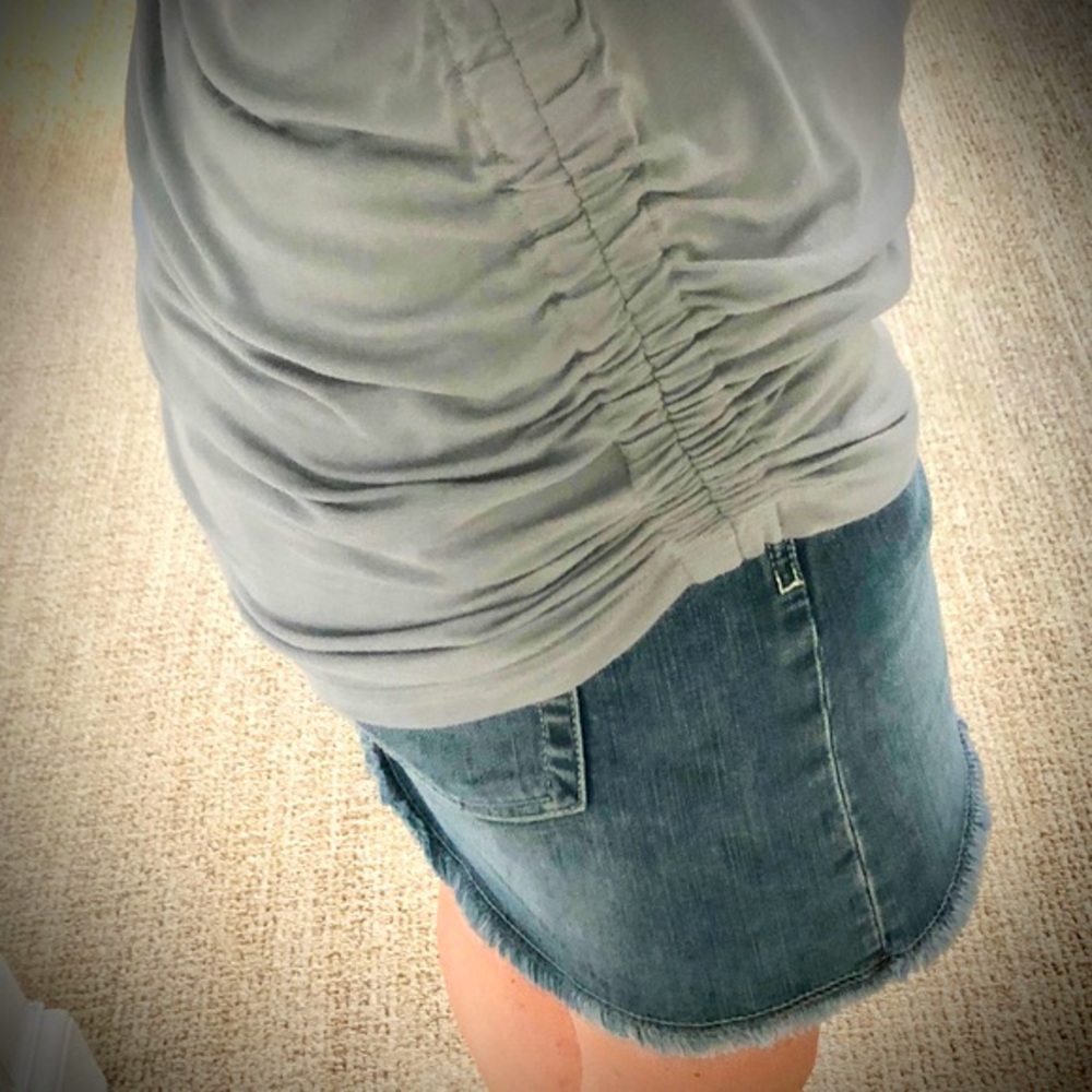 Tahari NWT V-Neck Grey Jersey Tank with Shirred Sides - Picture 9 of 9